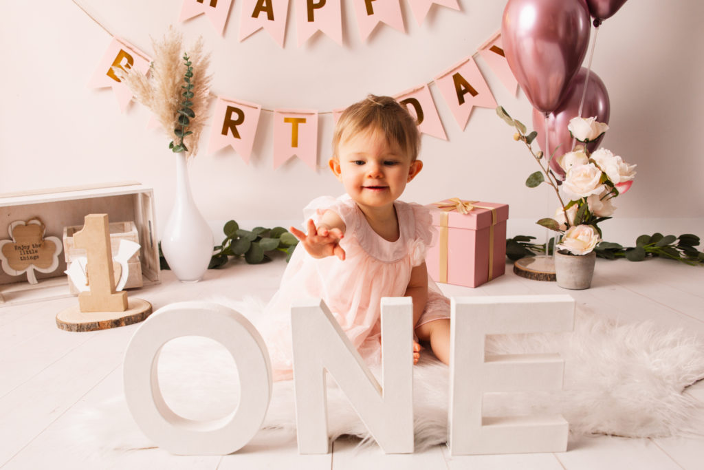 Séance bébé anniversaire dans un décor rose