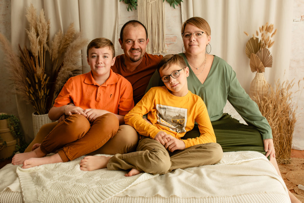 Photographie de famille en studio sur un décor bohème
