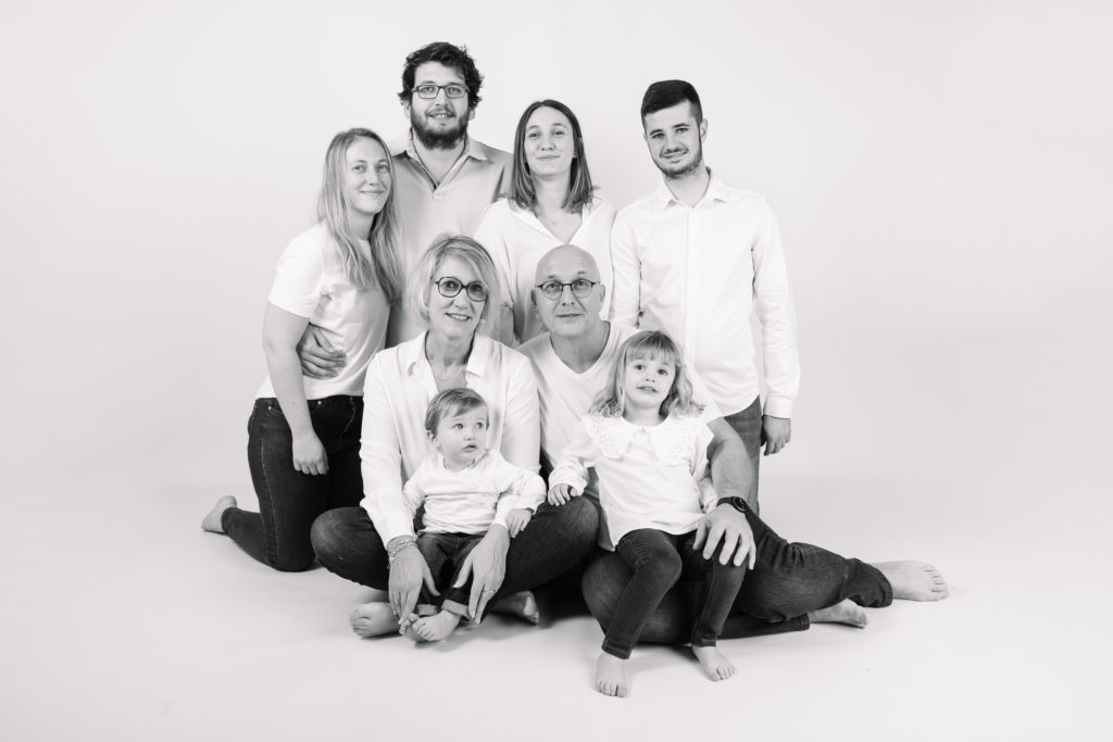 Photographie de famille en studio en noir et blanc - oise