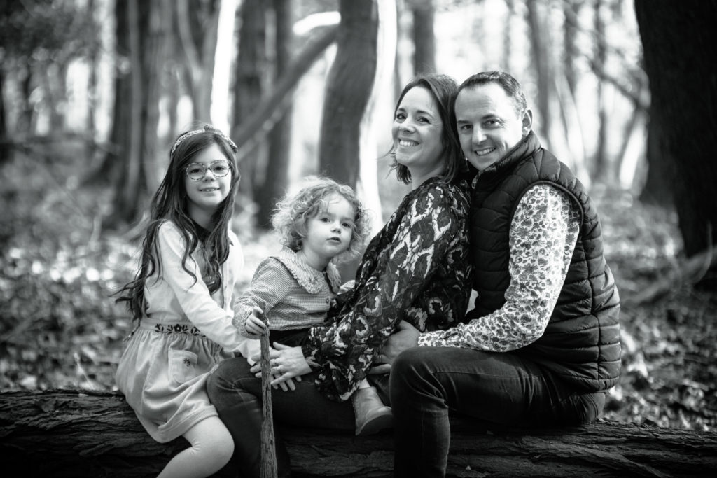 Photo de Portrait de famille en extérieur aux couleurs de l'automne