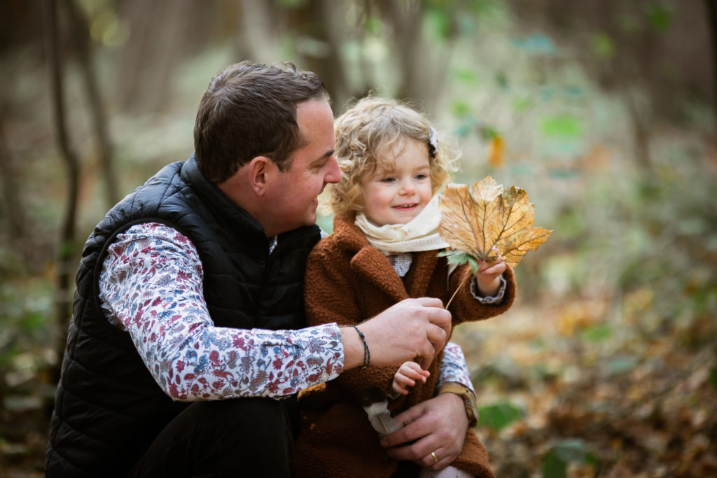 Photo de Portrait de famille en extérieur aux couleurs de l'automne