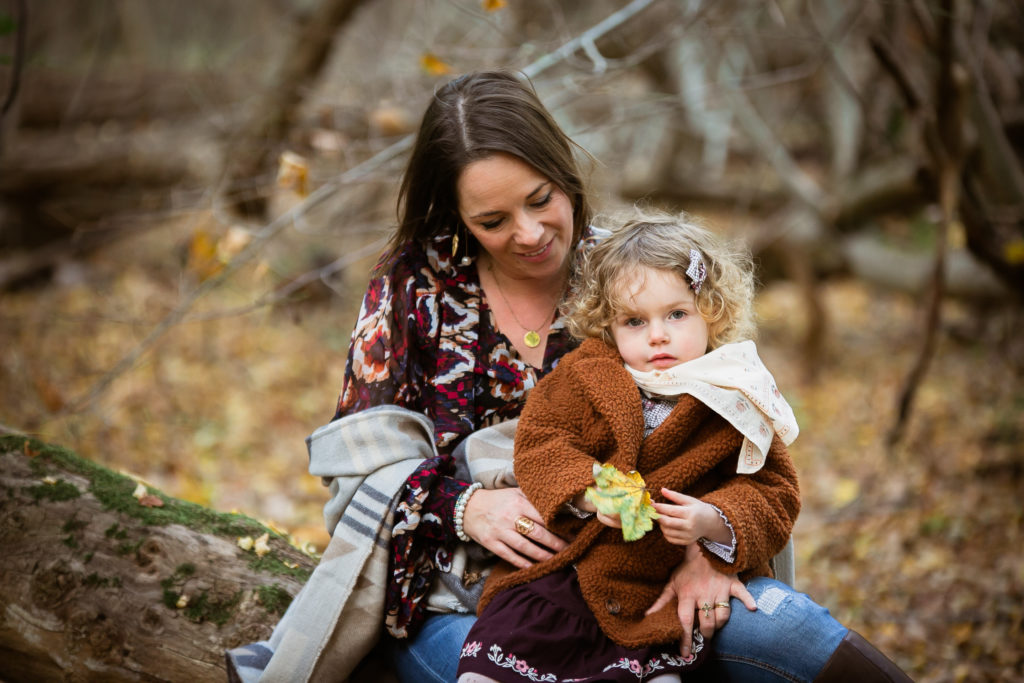 Photo de Portrait de famille en extérieur aux couleurs de l'automne