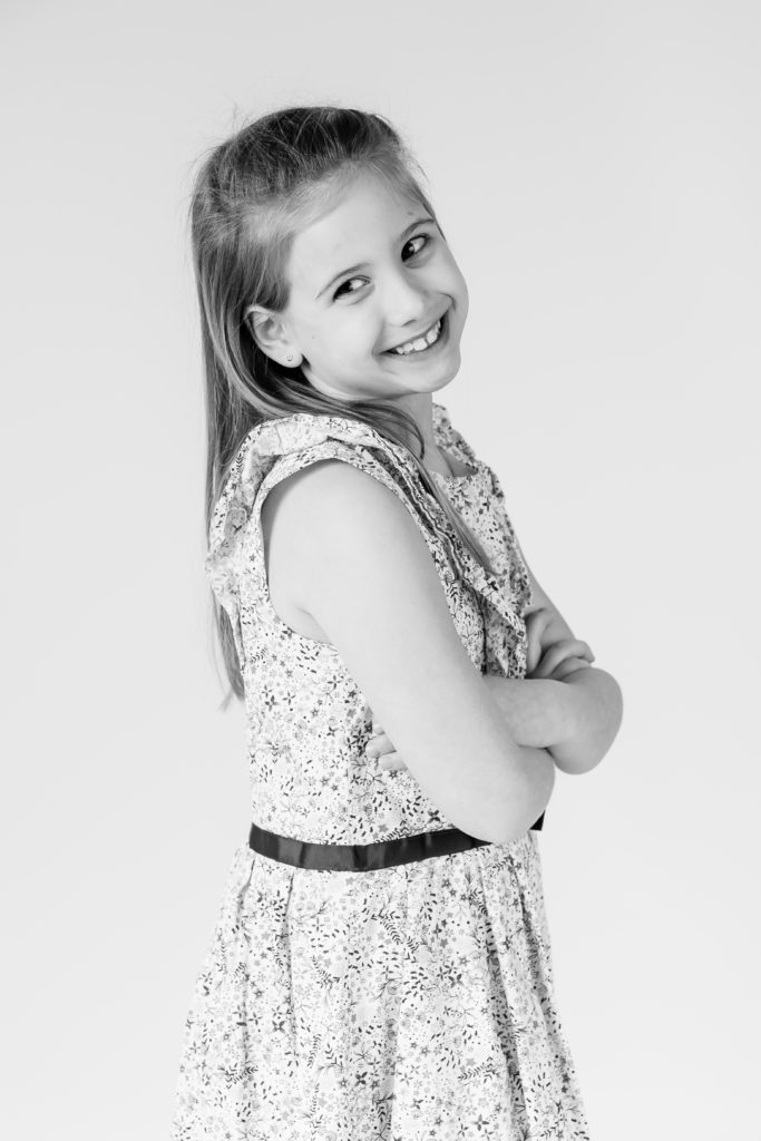 Photographie d’enfant en studio en noir et blanc - oise