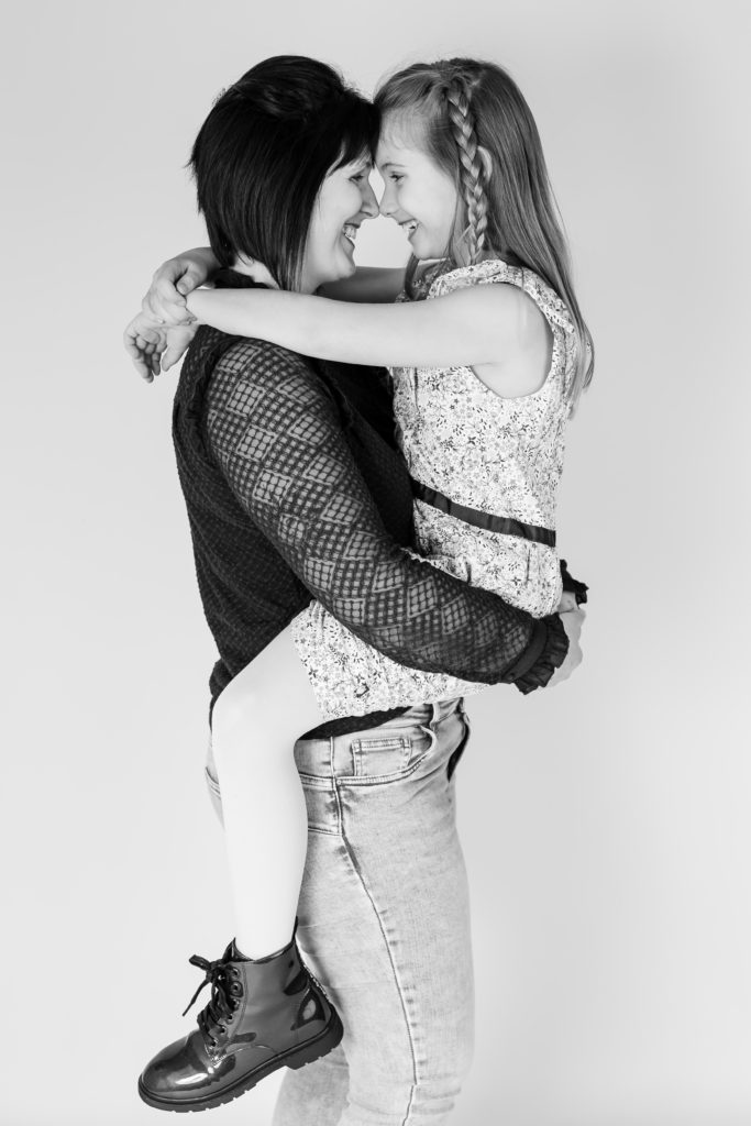 Photographie de famille mère et fille en studio en noir et blanc - oise