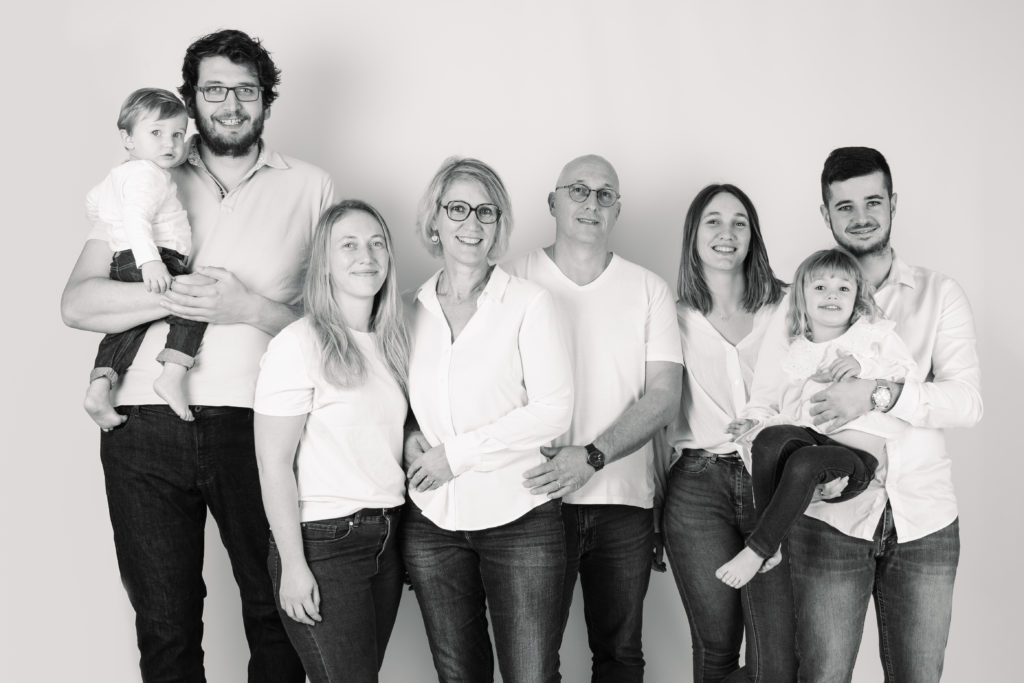 Photographie de famille en studio en noir et blanc - oise