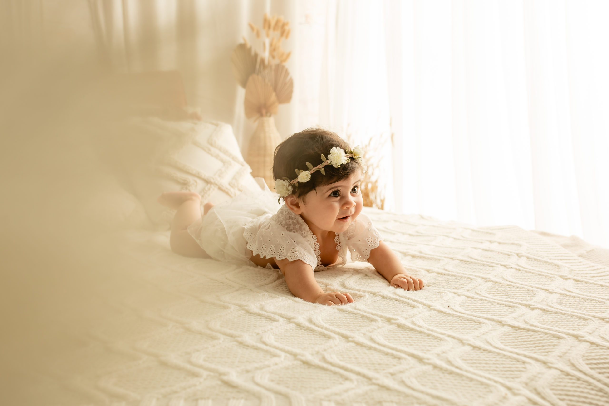 Photographie de bébé en studio sur un décor bohème