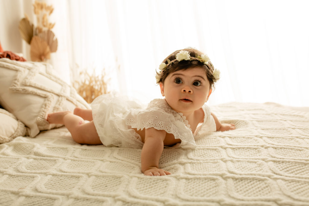 Photographie de bébé en studio sur un décor bohème