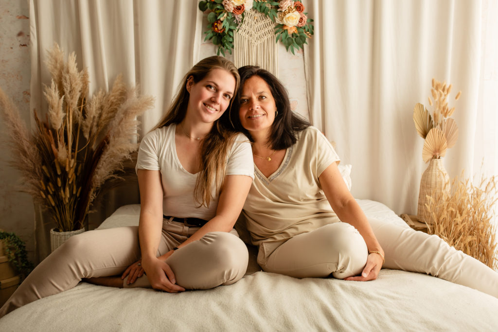 Photographie de famille en studio sur un décor bohème