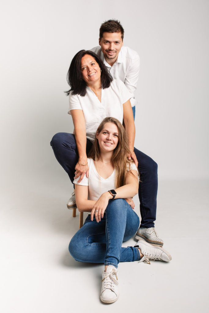 Photographie de famille en studio sur un fond blanc