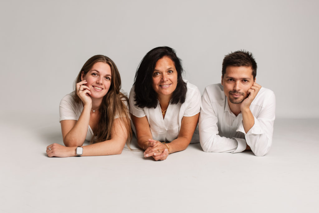 Photographie de famille en studio sur un fond blanc