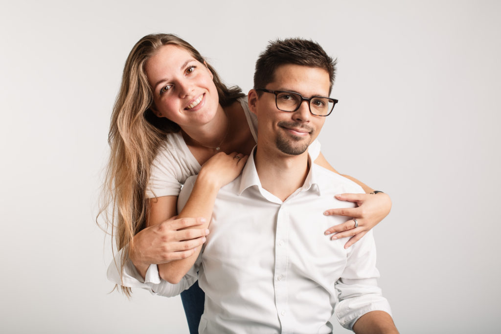 Photographie de famille en studio sur un fond blanc