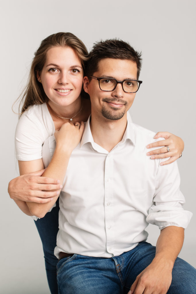 Photographie de famille en studio sur un fond blanc