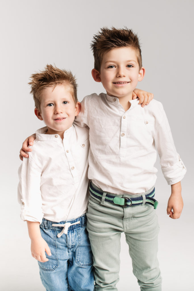 Photographie de famille en studio sur un fond blanc