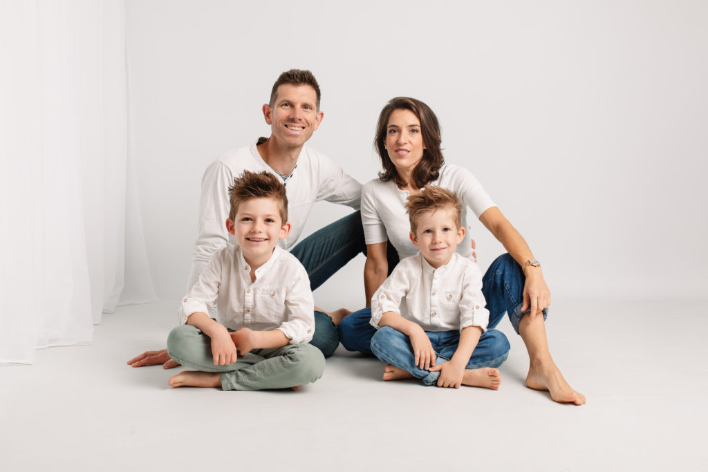 Photographie de famille en studio sur un fond blanc