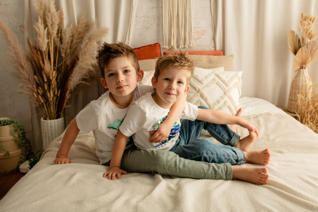 Photographie de famille en studio sur un décor bohème