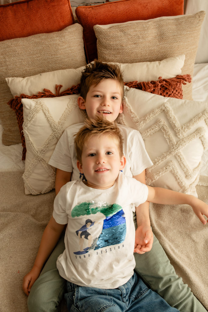 Photographie de famille en studio sur un décor bohème