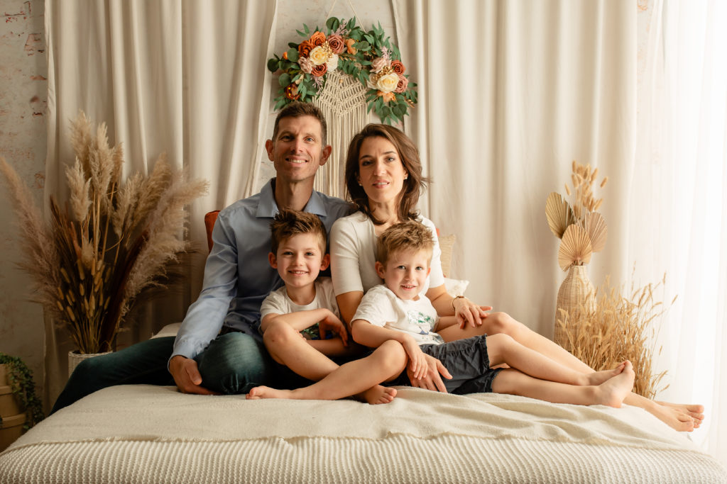 Photographie de famille en studio sur un décor bohème