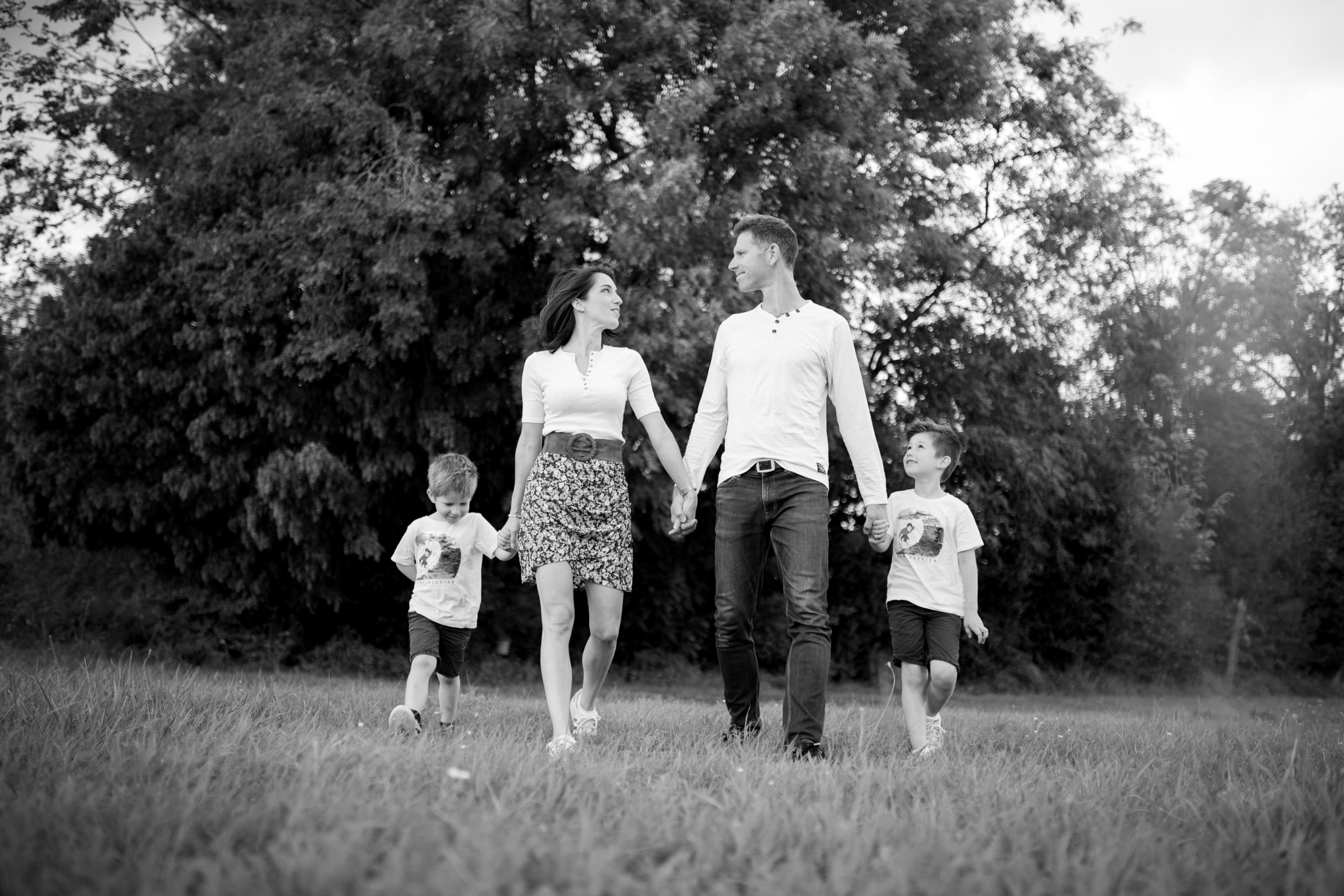 Photographie de famille en extérieur et en noir et blanc