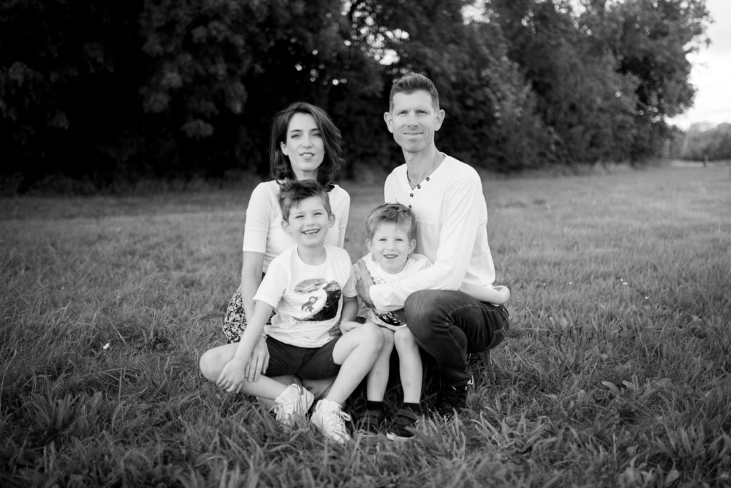Photographie de famille en extérieur et en noir et blanc