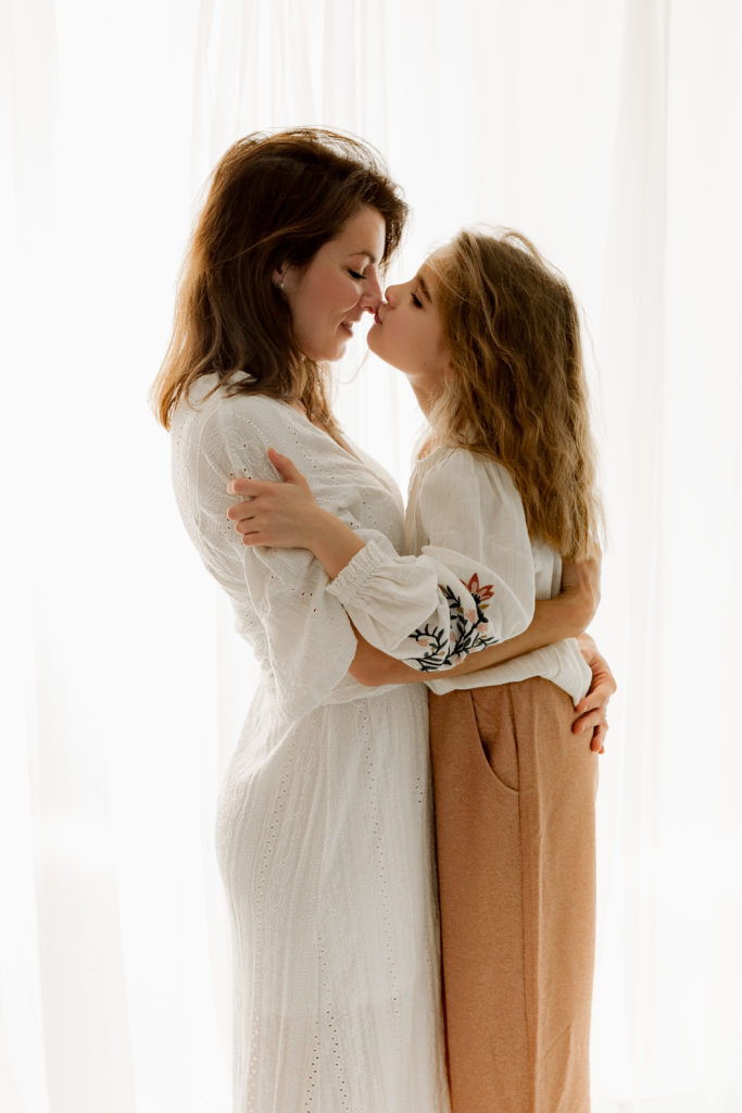 Photographie de famille en studio sur un fond blanc devant une fenêtre