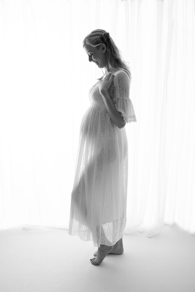 Séance photo grossesse en studio sur fond blanc