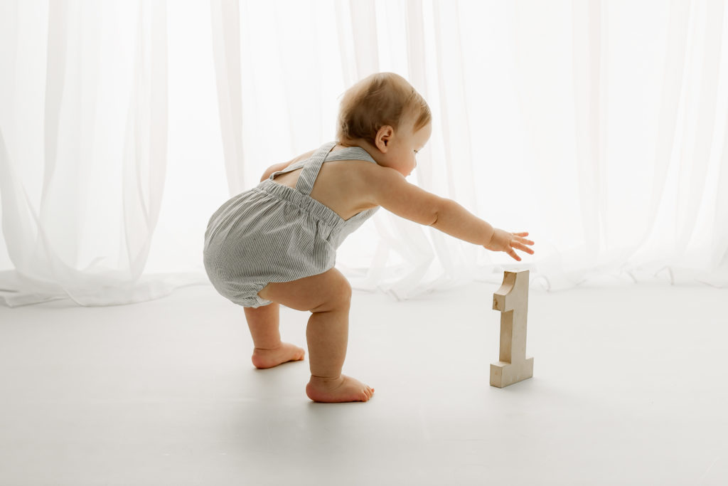Séance photo bébé en studio sur fond blanc pour ses 1 an