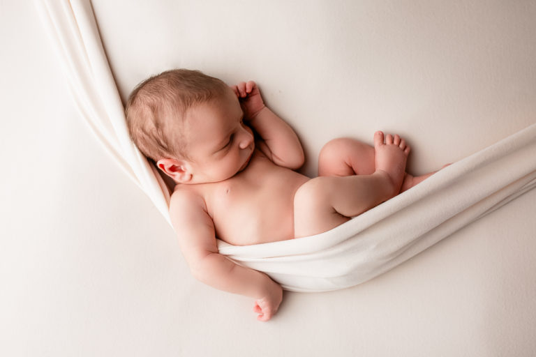 Photographie de nouveau né en studio sur fond blanc