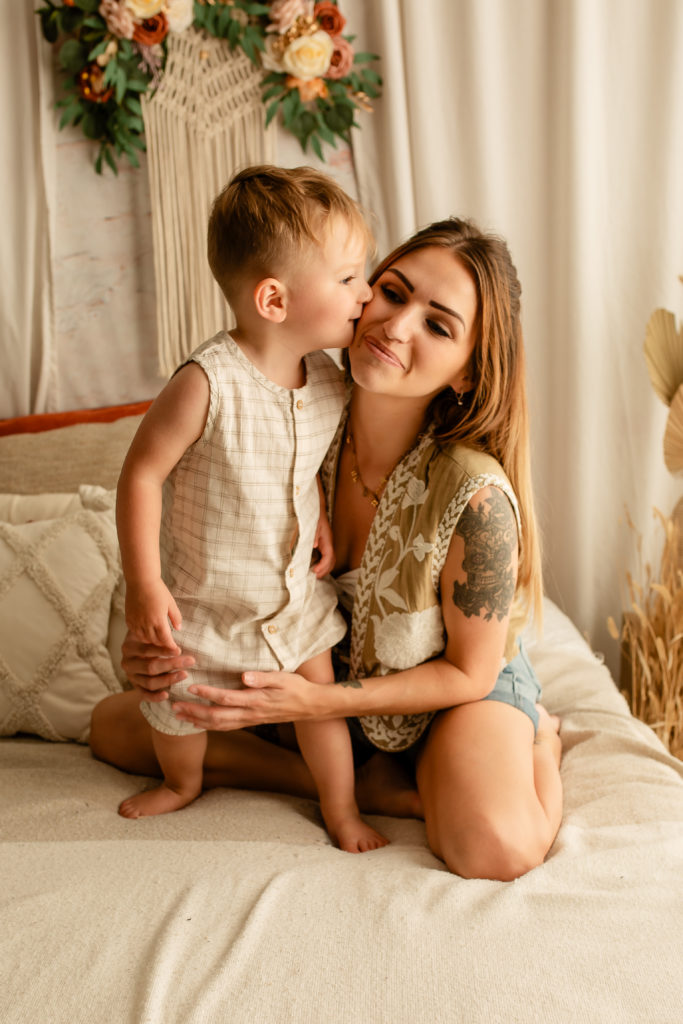 Photographie de famille en studio sur un décor bohème