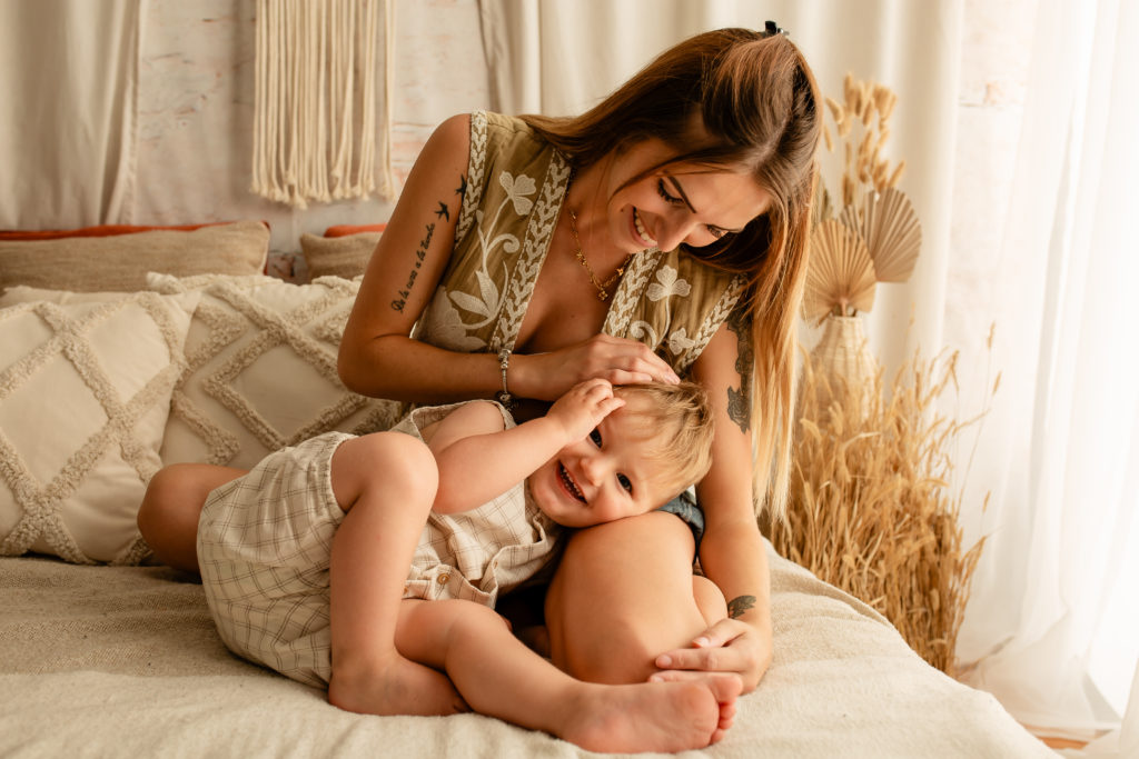 Photographie de famille en studio sur un décor bohème