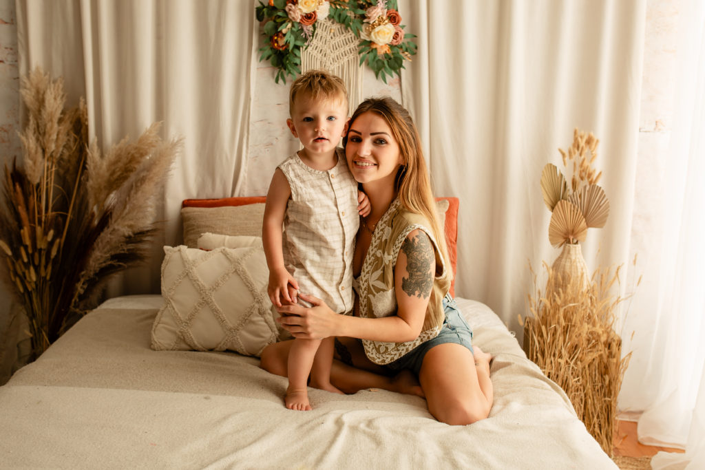 Photographie de famille en studio sur un décor bohème