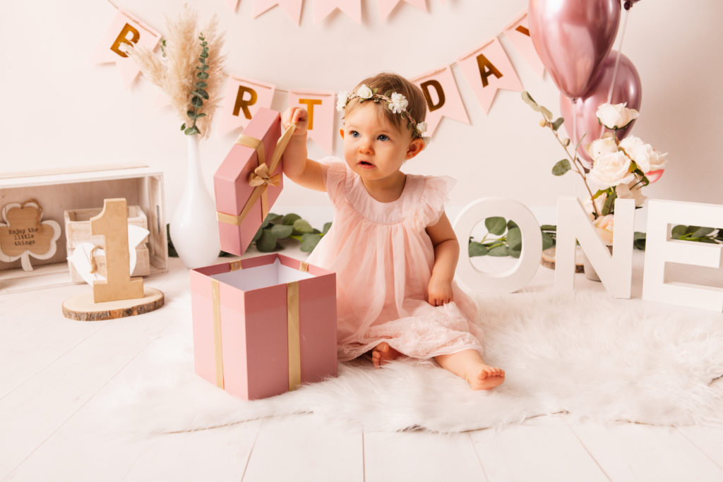 Séance bébé anniversaire dans un décor rose