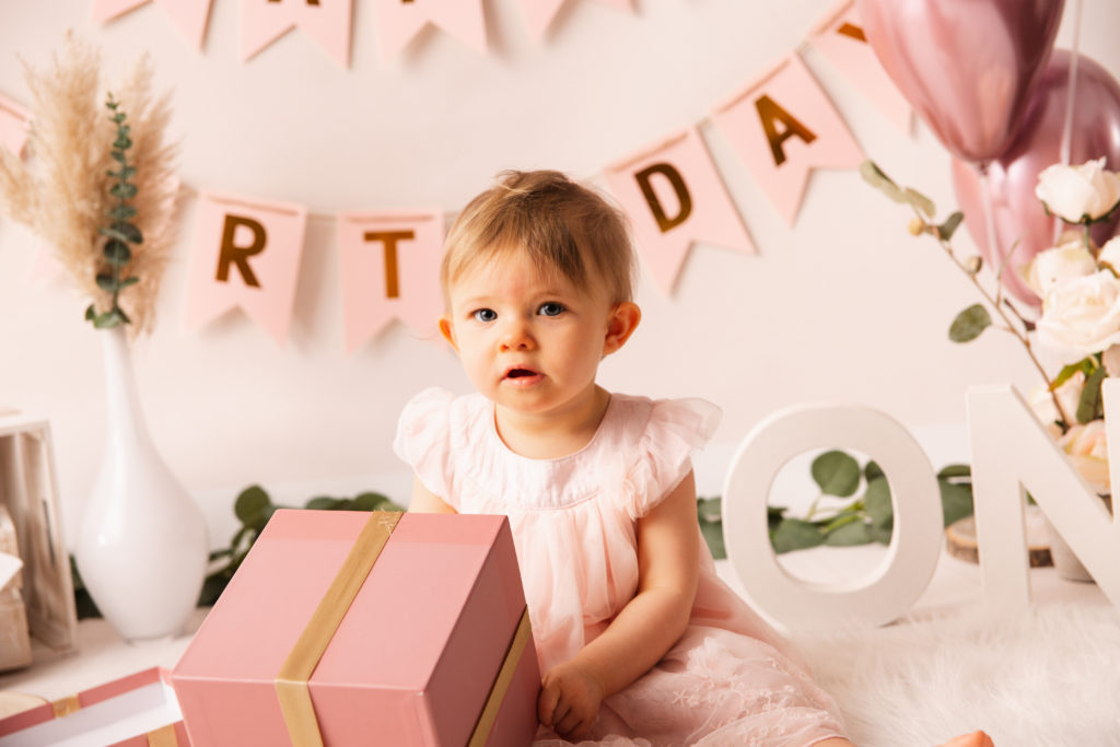 Séance bébé anniversaire dans un décor rose