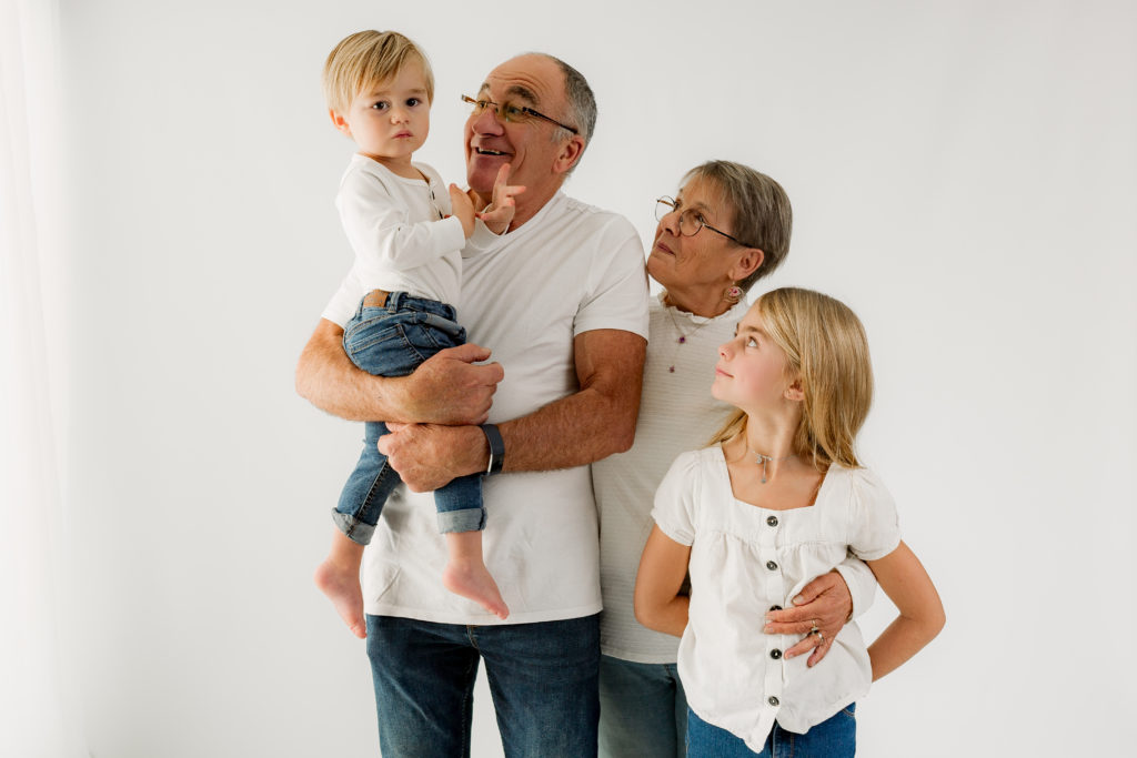 Photographie de famille en studio sur un fond blanc