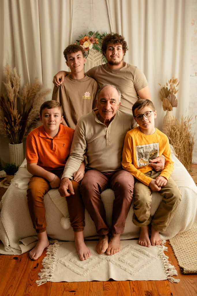 Photographie de famille en studio sur un décor bohème