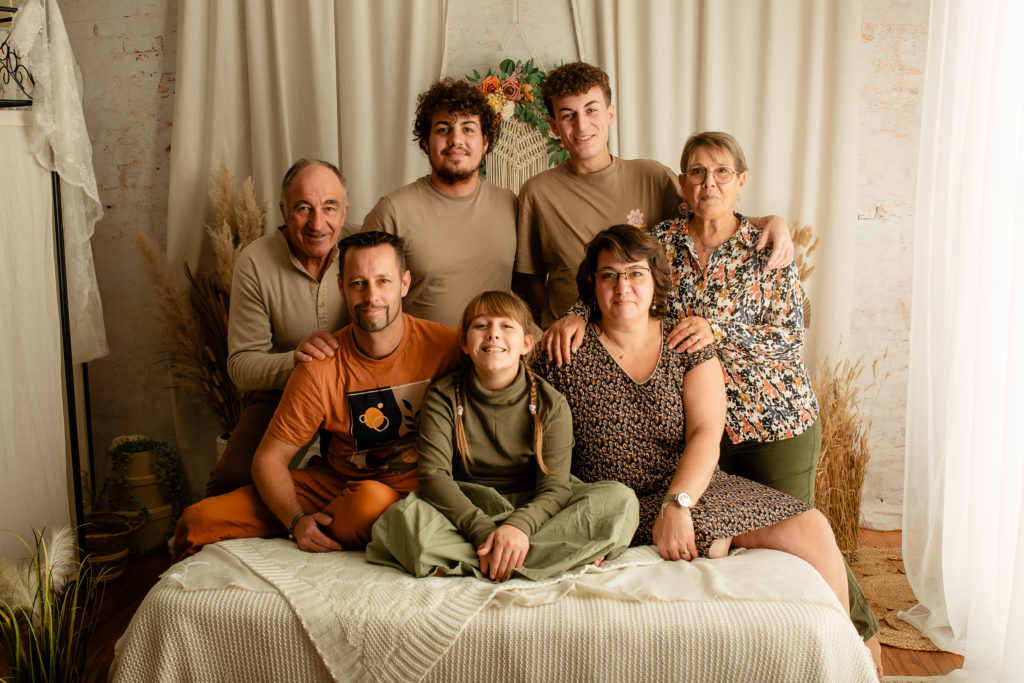 Photographie de famille en studio sur un décor bohème