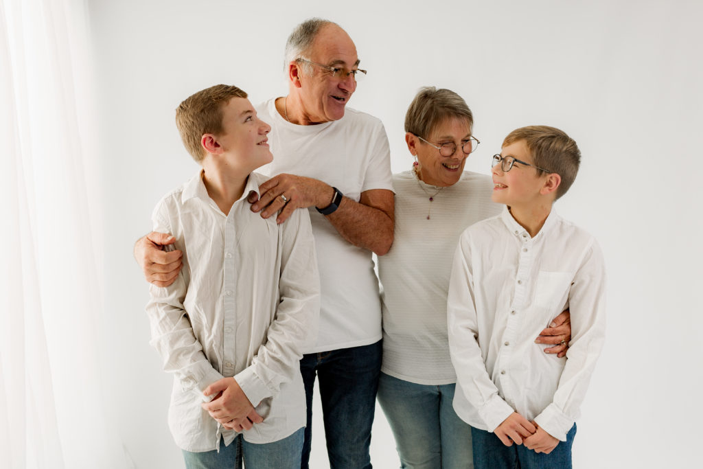 Photographie de famille en studio sur un fond blanc