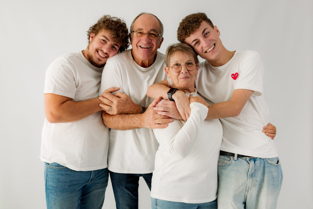 Photographie de famille en studio sur un fond blanc