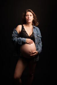 Séance photo de grossesse à Compiègne, capturant l'élégance et la sérénité d’une future maman.