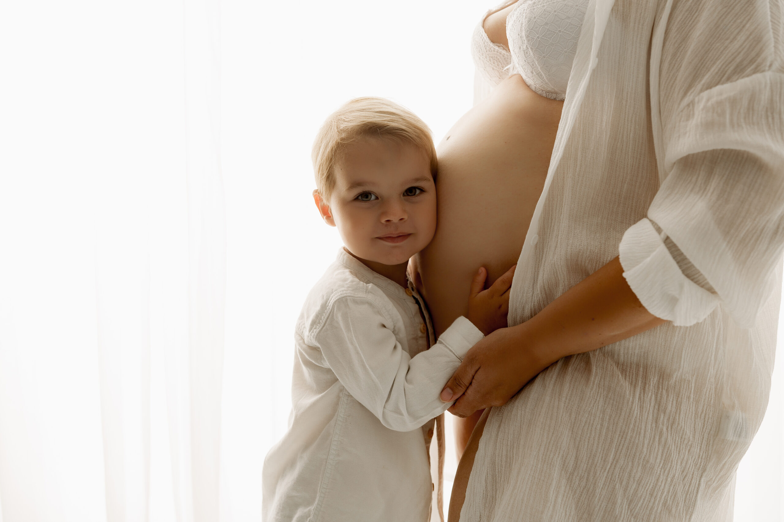 Séance photo de grossesse personnalisée en studio, futur maman en toute simplicité et beauté.