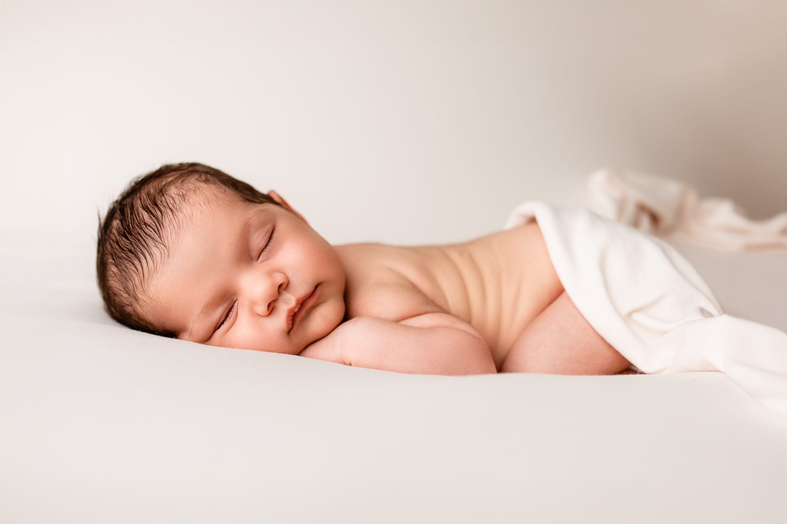Portrait de bébé nouveau-né, photo de famille douce et tendre capturée en studio ou à domicile.