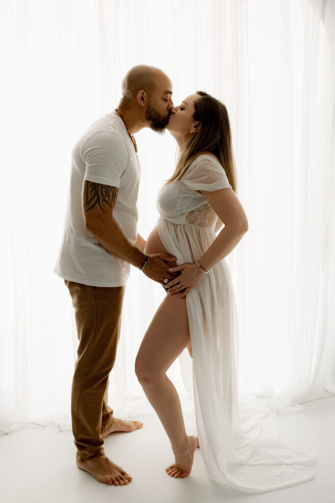Photo de grossesse en lumière douce, séance photo en studio pour immortaliser ce moment précieux.