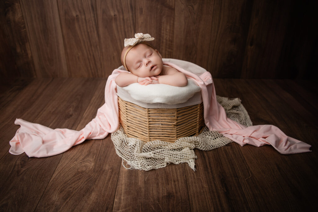 Photo de nouveau-né en studio, portrait doux et naturel d’un bébé endormi.