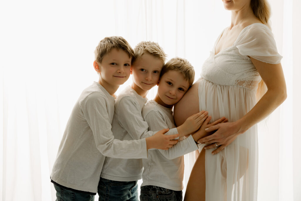 Photographie de grossesse en studio, mise en valeur de la beauté et de l’émotion d’un moment unique.