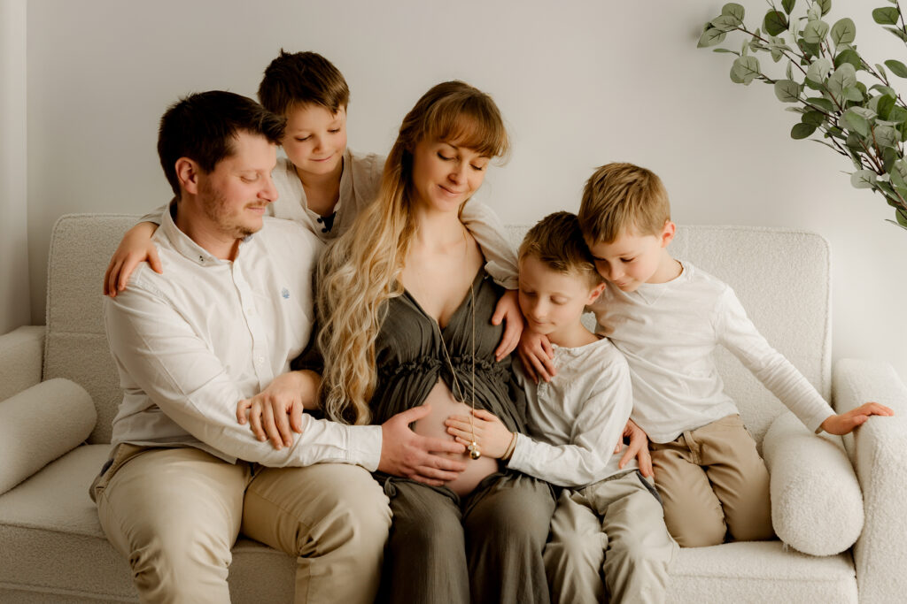 Photo de grossesse en lumière douce, séance photo en studio pour immortaliser ce moment précieux.