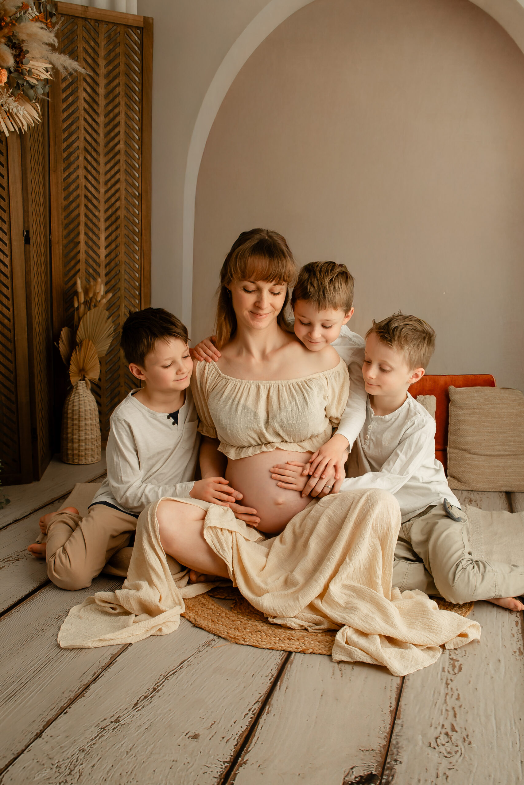Photographie de grossesse en studio, mise en valeur de la beauté et de l’émotion d’un moment unique.