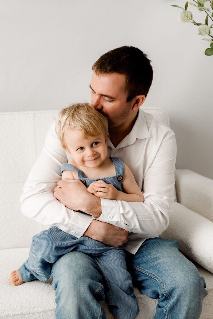Portrait de bébé et famille en studio, prise par un photographe situé près de Compiègne, dans l’Oise.