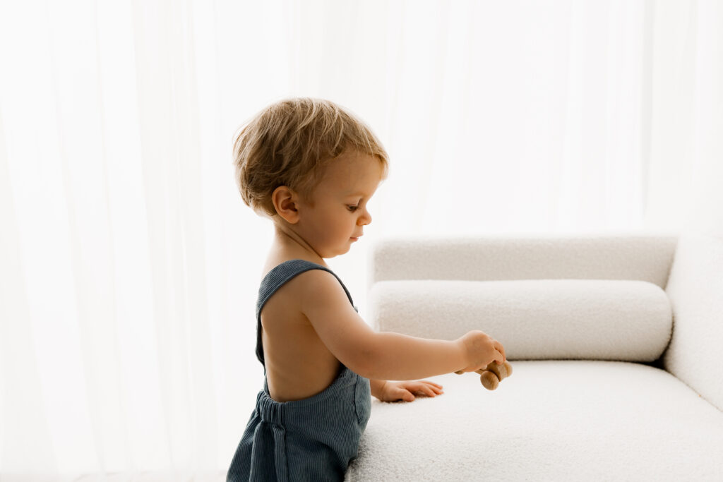 5. Photo artistique d’un bébé dans un décor studio, prise dans l’Oise près de Compiègne.