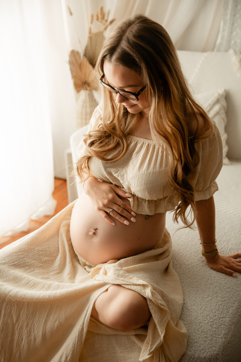 Séance photo de grossesse à Compiègne, capturant l'élégance et la sérénité d’une future maman.